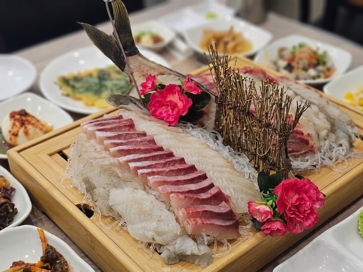 수정횟집 대표 장면 — 꼼장어·당일 회·한상 구성 참고